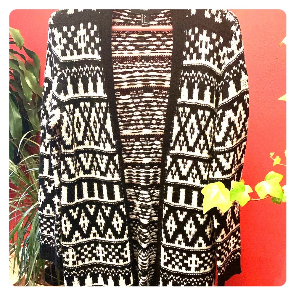 ✨2/$15✨ Forever 21 Tribal Black & white long cardi